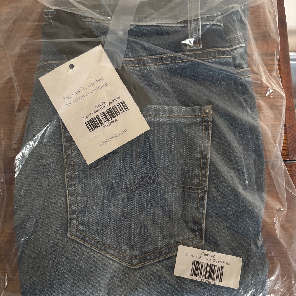 Cambio Light Wash Straight Leg Jeans Size 6 NWT